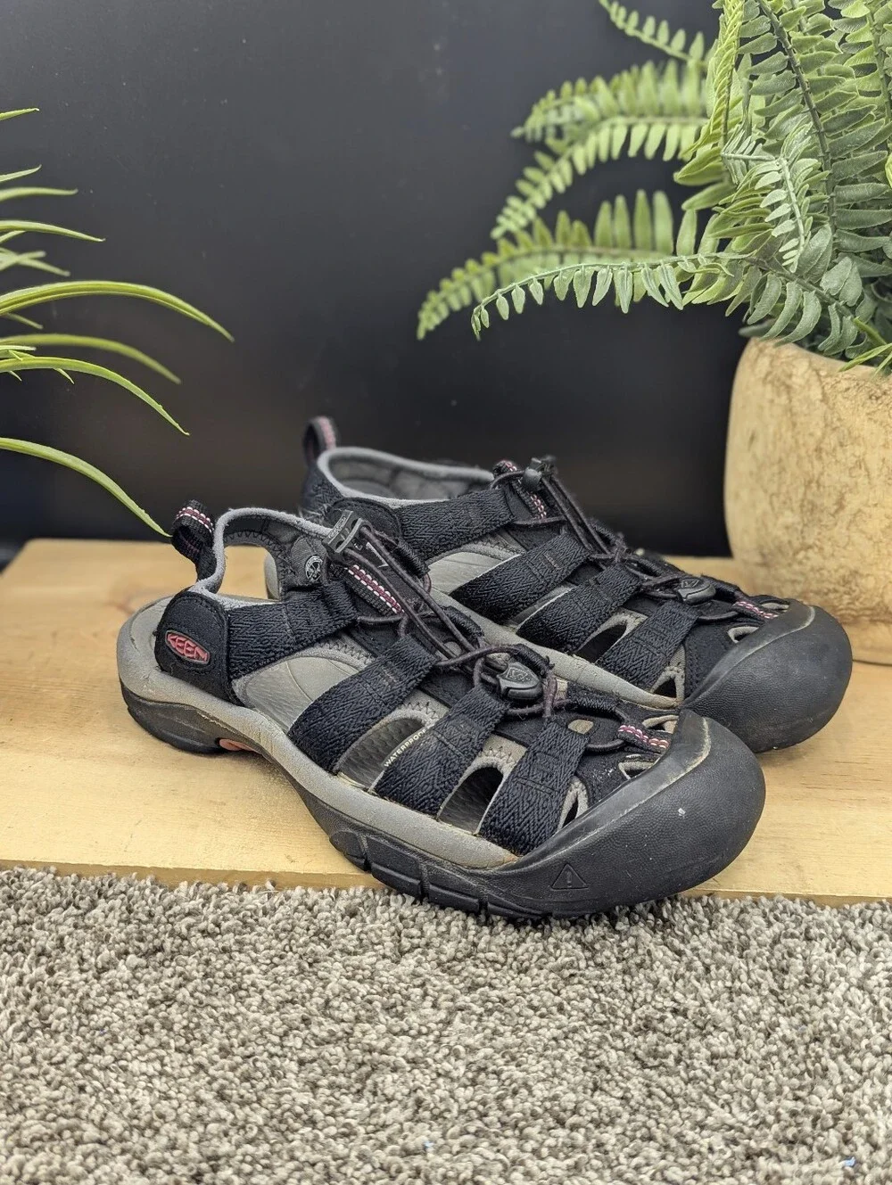 Keen Newport H2 Women's Size 9  Water Shoes Casual Beach Summer